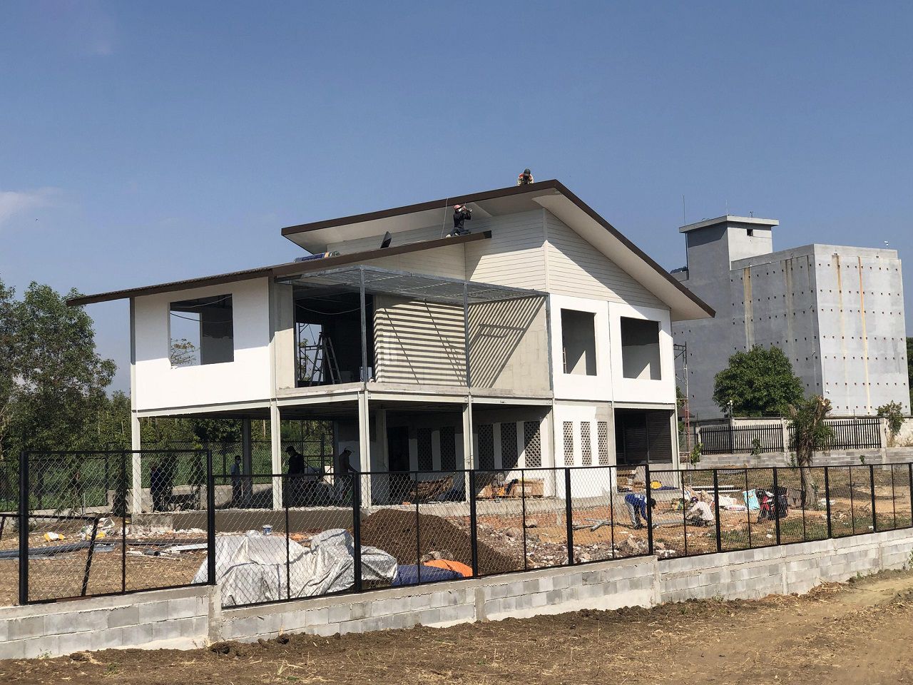 so sánh nhà khung thép và nhà bê tông